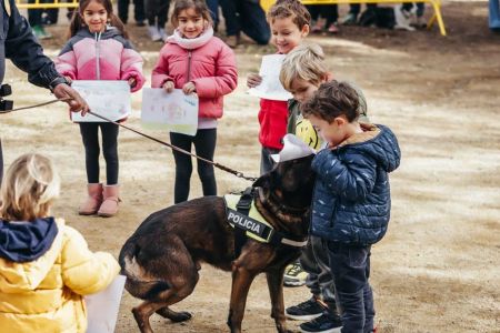 Perros policía ‘detectan’ el mejor dibujo infantil